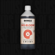 BioBizz Bio Bloom Flasche mit beigem Etikett, roten und braunen Grafiken sowie schwarzem Text vor schwarzem Hintergrund