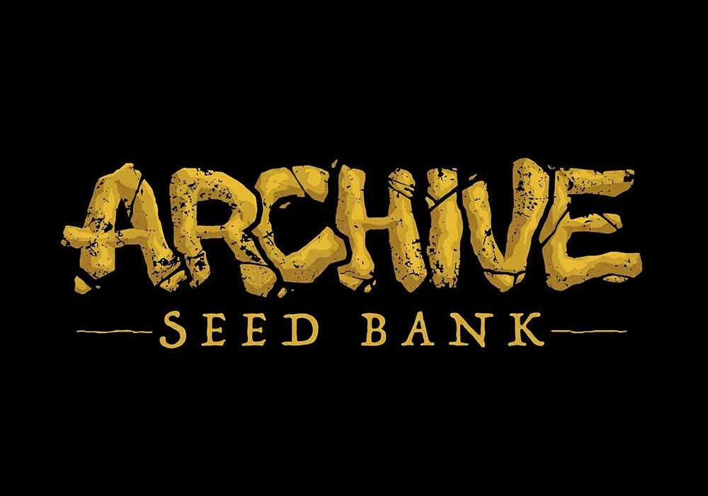 Auf schwarzem Hintergrund steht in gelber, abgenutzter Schrift „ARCHIVE“ über dem kleineren Schriftzug „SEED BANK“. Die Schrift wirkt rissig und verwittert.