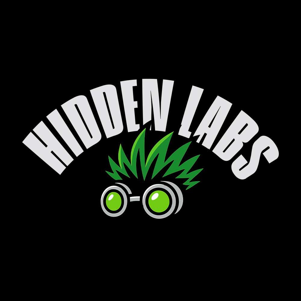 Logo mit dem Schriftzug HIDDEN LABS in fetten geschwungenen Buchstaben über stilisiertem grünem Gras und einer runden Brille mit grünen Gläsern, alles auf schwarzem Hintergrund.