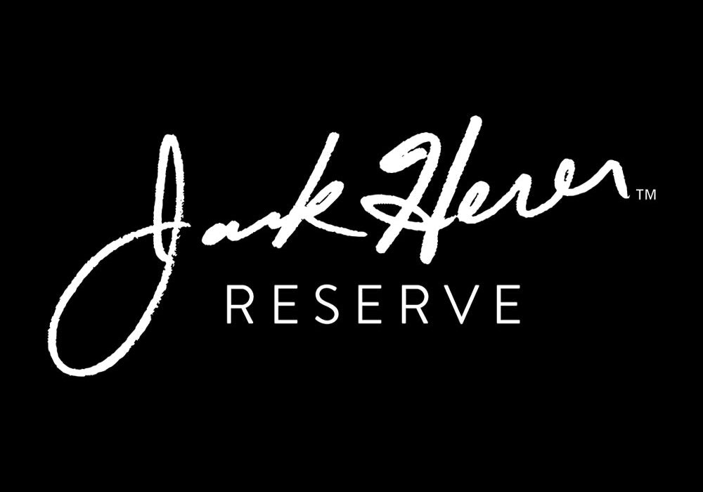 Der weiße kursive Text lautet Jack Herer über dem Wort RESERVE in Großbuchstaben, zentriert auf einem schwarzen Hintergrund.