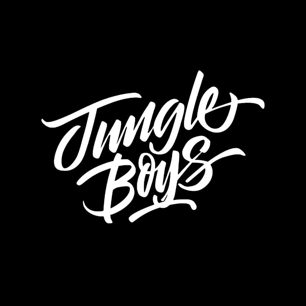 Weißer Schriftzug mit der Aufschrift Jungle Boys auf schwarzem Hintergrund, geschrieben in einem fetten, fließenden, handgeschriebenen Stil.