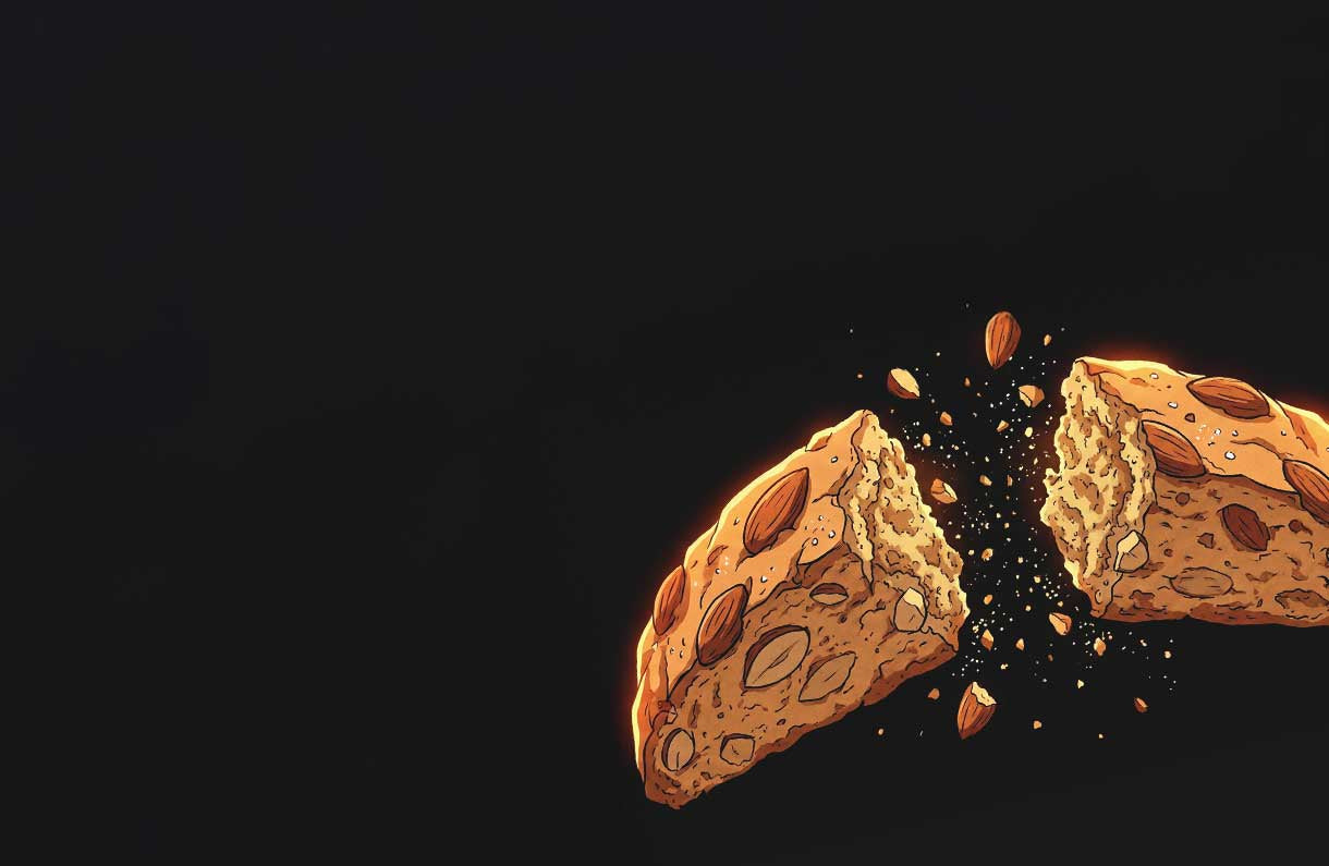 Zwei Mandel-Biscotti, die vor einem dunklen Hintergrund zerbrechen, wobei Krümel und Mandelstückchen nach außen verstreut werden.