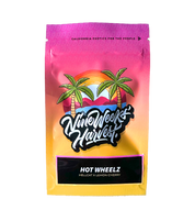 Auf der leuchtenden Verpackung von Nine Weeks Harvest sind Palmen, ein Sonnenuntergang und Berge zu sehen, darunter steht fett "Hot Wheelz" und verspricht kräftige Geschmacksrichtungen.