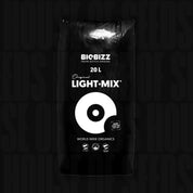 Ein 20-Liter-Beutel BioBizz Lightmix-Erde, biologisch und umweltfreundlich, auf einem dunklen Hintergrund.