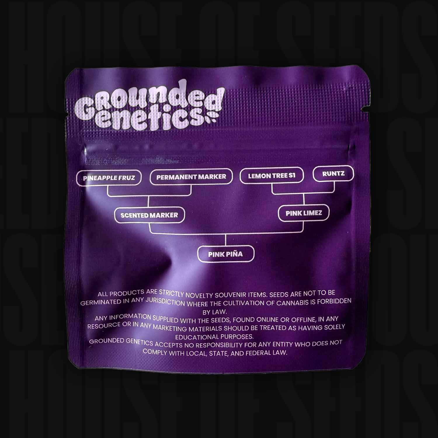 Eine lilafarbene Pink Pina-Verpackung von Grounded Genetics listet Sorten auf - Ananas FruZ, Permanent Marker, Lemon Tree S1, Runtz, Scented Marker - und weist auf tropenfruchtige Aromen hin. Am Ende der Packung steht ein Haftungsausschluss für legale Cannabissamen.